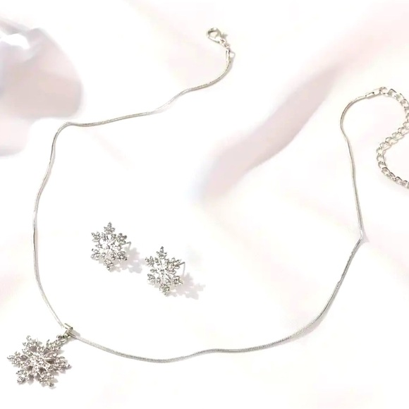 SNOWFLAKE PENDANT AND EARRINGS THREE PIECE  SET SILVERTONE NIP - Picture 2 of 2